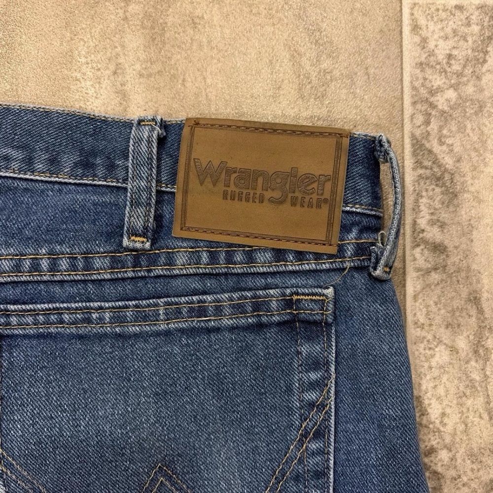 Wrangler Men's Classic Blue Straight-Leg Jeans with Brown Patch
